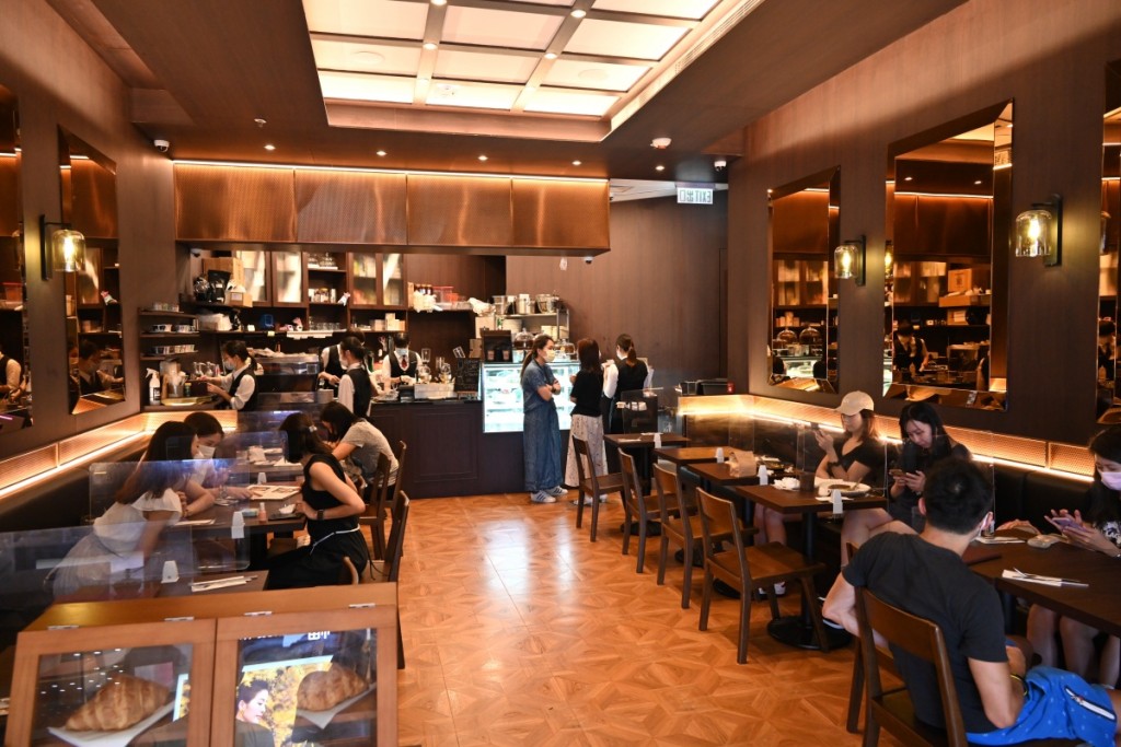 環境格調依照昭和年代風行一時的喫茶店設計而成，充滿復古氛圍。