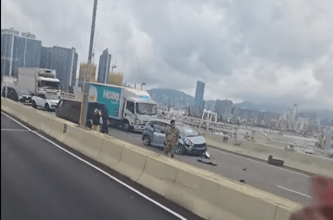 觀塘繞道今日下午發生3車相撞意外。網上圖片