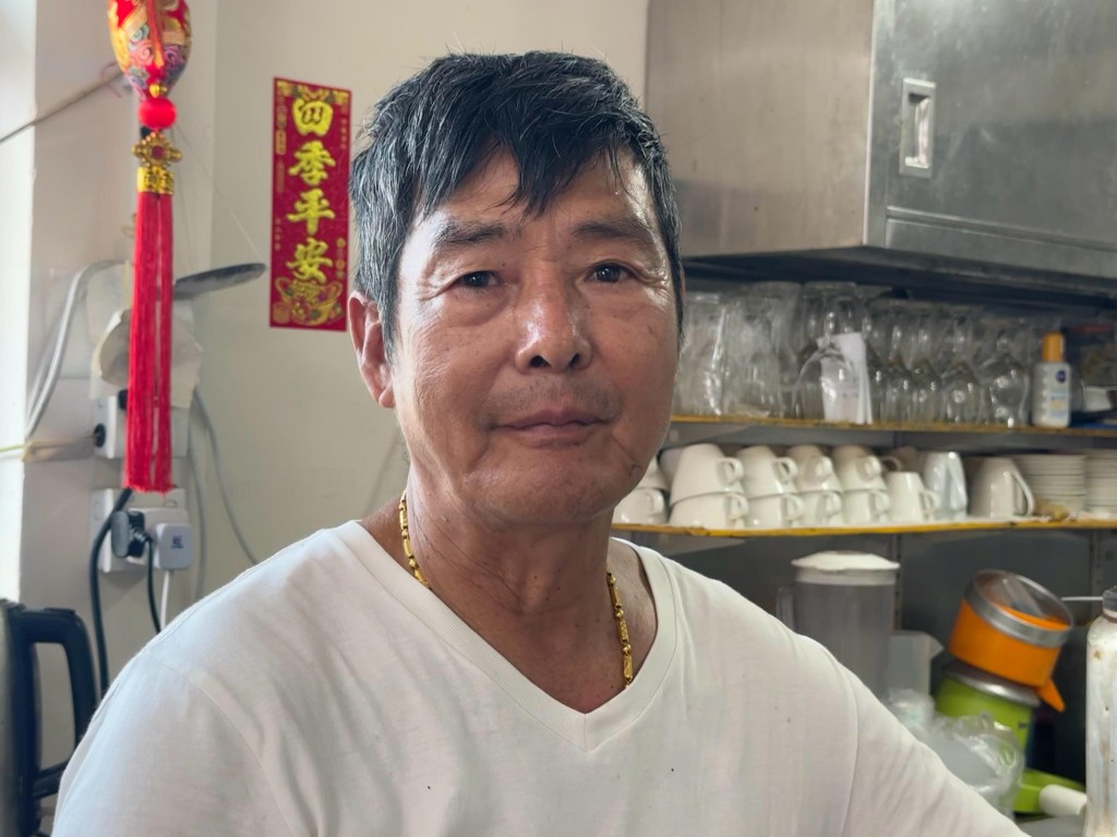 西灣村現任村長黎先生政府能夠搭建配套設施,並修理損壞公廁,改善露營人士體驗,讓他們有「賓至如歸」的感覺。陳俊豪攝 西灣村現任村長黎先生政府能夠搭建配套設施,並修理損壞公廁,改善露營人士體驗,讓他們有「賓至如歸」的感覺。陳俊豪攝