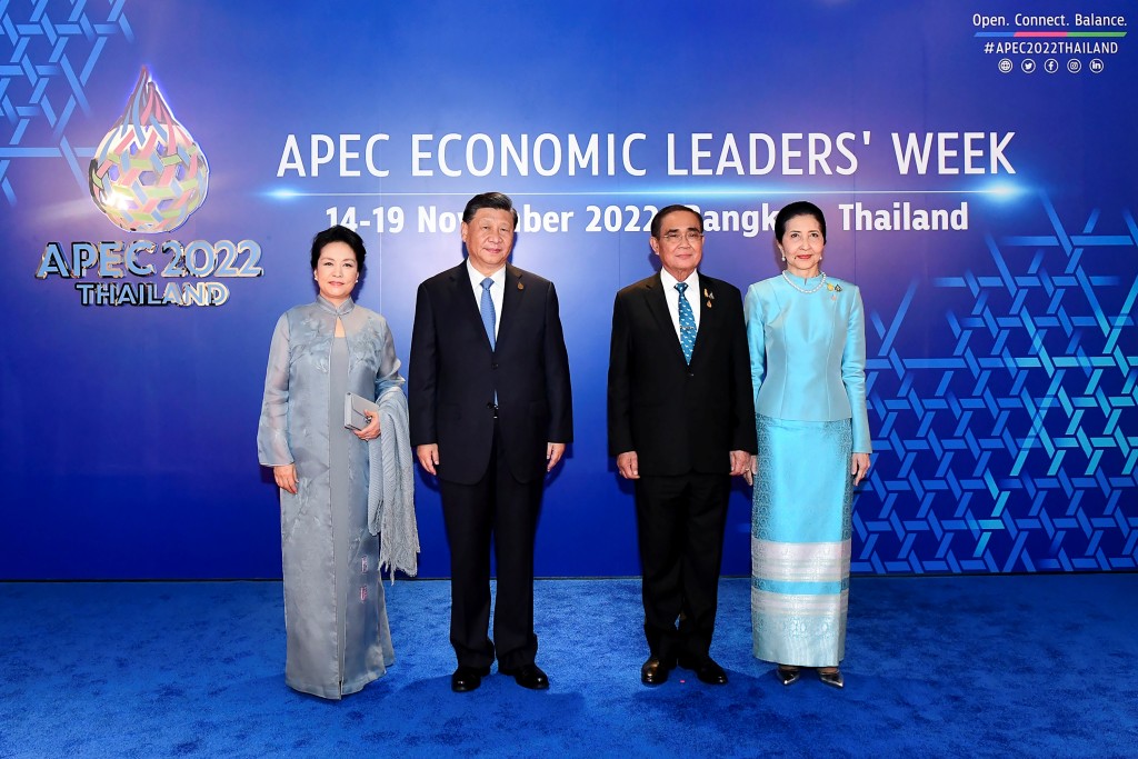 国家主席习近平伉俪(左)出席活动，泰国总理巴育伉俪(右)迎接。AP图片