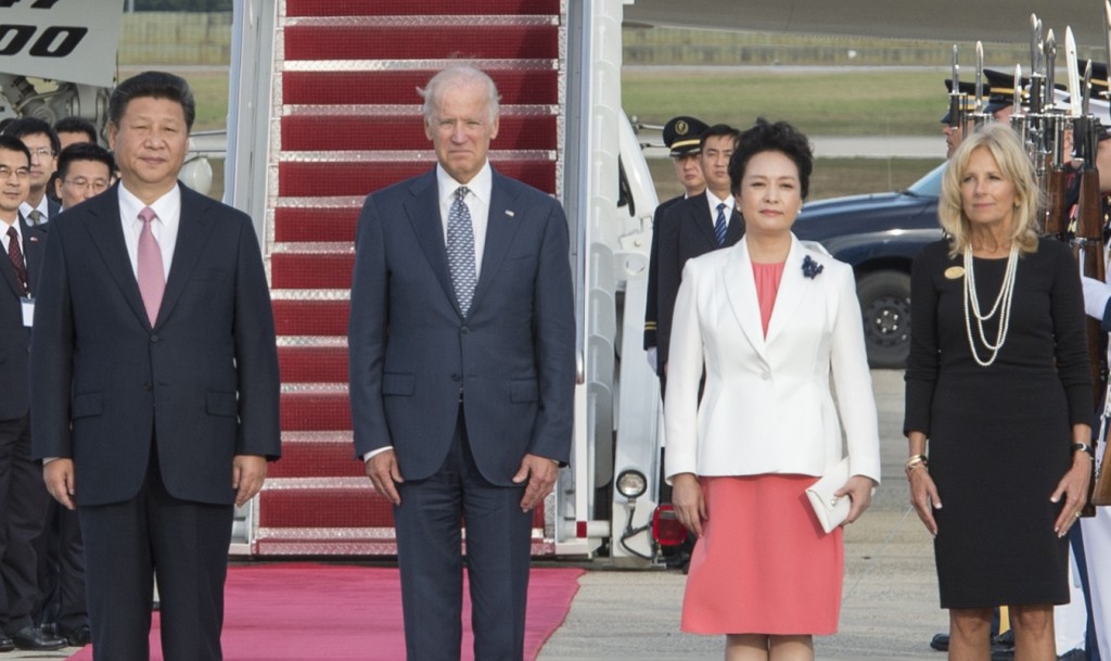 2015年习近平和夫人彭丽媛访美，时任美国副总统拜登和夫人到机场迎接。