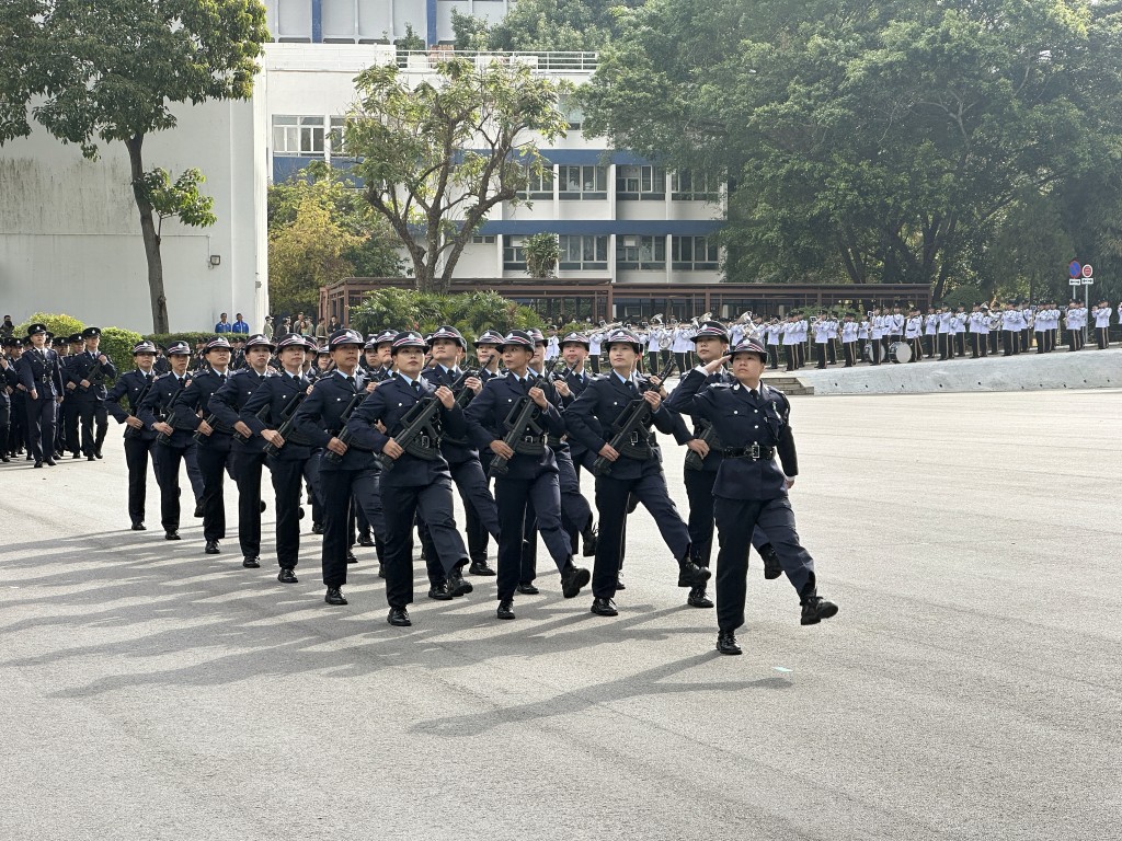 香港警察学院昨日举行结业会操。