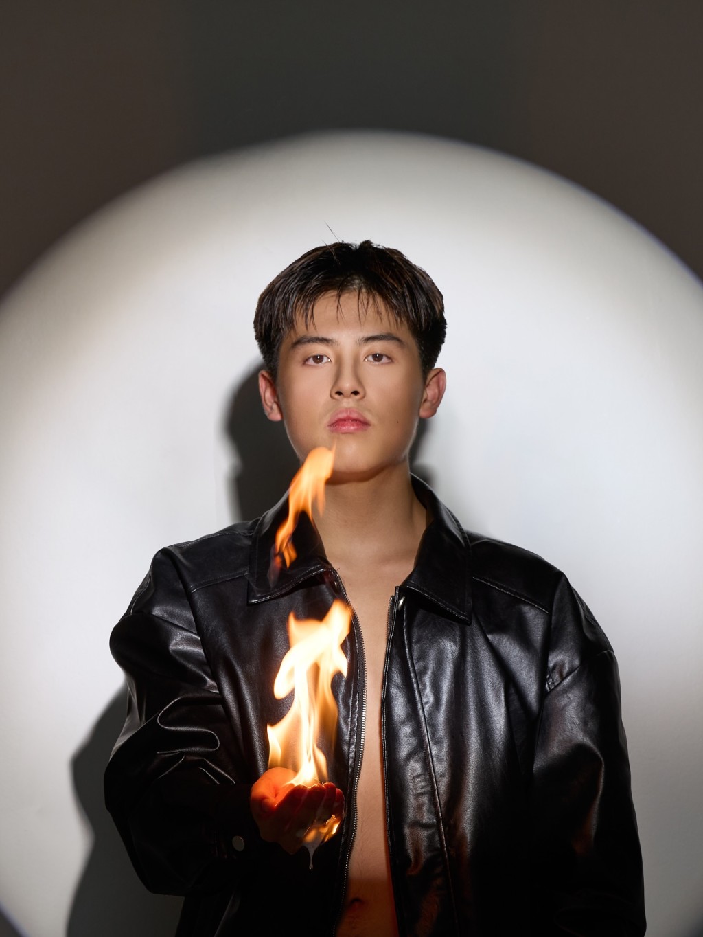 蔡楠身穿黑皮衣,手捧火焰,視覺效果張力十足。 蔡楠身穿黑皮衣,手捧火焰,視覺效果張力十足。