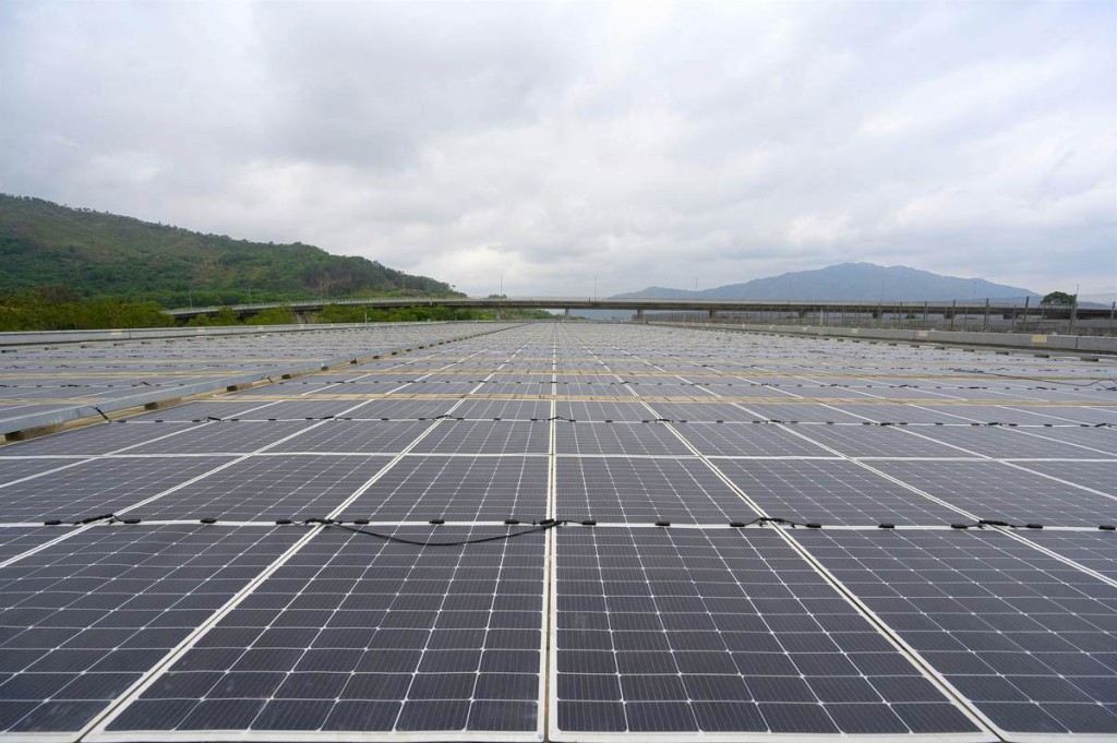 八乡车厂安装超过2100块柔性太阳能发电板，以单一建筑物计算，是全港最大的太阳能软板系统项目。