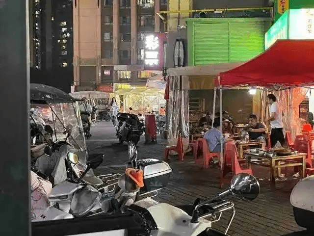 案發現場為牛肉火鍋店門外。 案發現場為牛肉火鍋店門外。