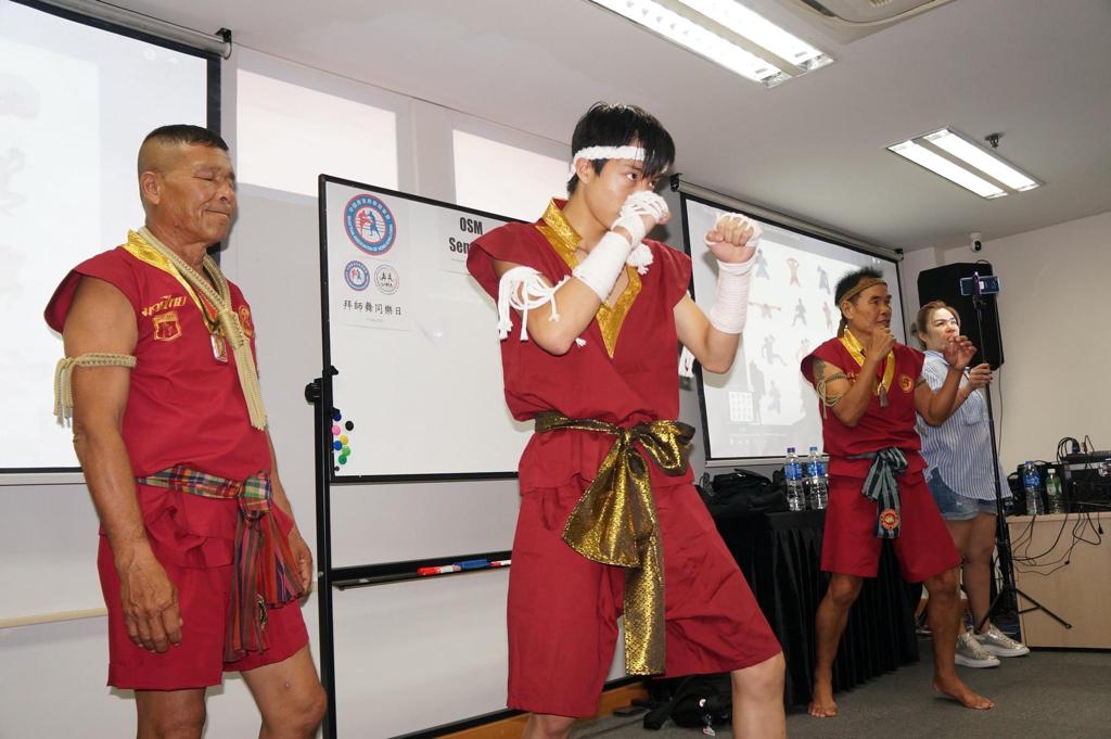 顧浚鏵（2023年世界泰拳錦標賽拜師舞銀牌得主）在拜師舞班中帶領演練。 受訪者圖片