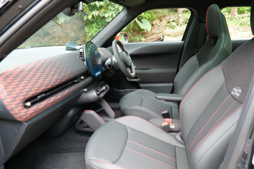 MINI JCW Aceman E (J05)錶板改用紅色格子布料包裹。