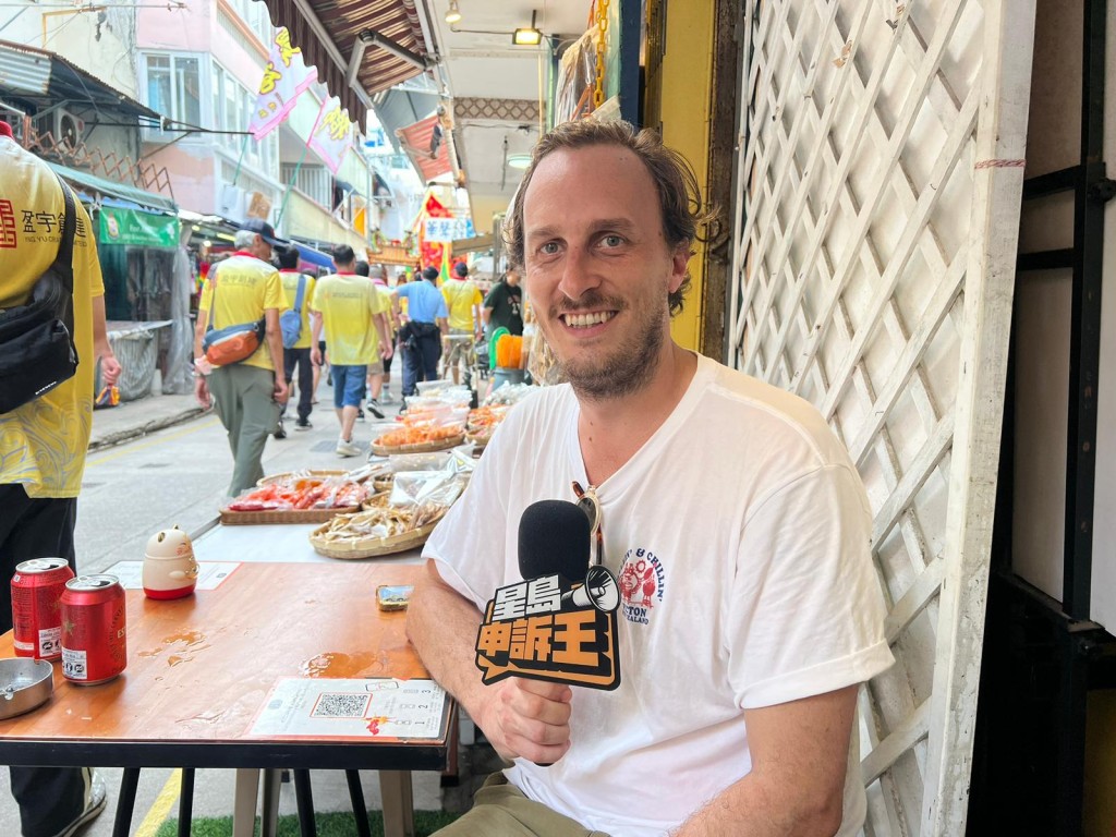 居港澳洲人Florent形容飄色巡遊中每人都掛着笑臉,氣氛融洽平和,又指香港非常安全。 居港澳洲人Florent形容飄色巡遊中每人都掛着笑臉,氣氛融洽平和,又指香港非常安全。