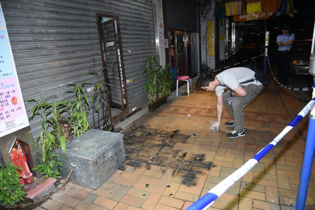 警方正翻查兩店閉路電視片，進行調查及追緝。