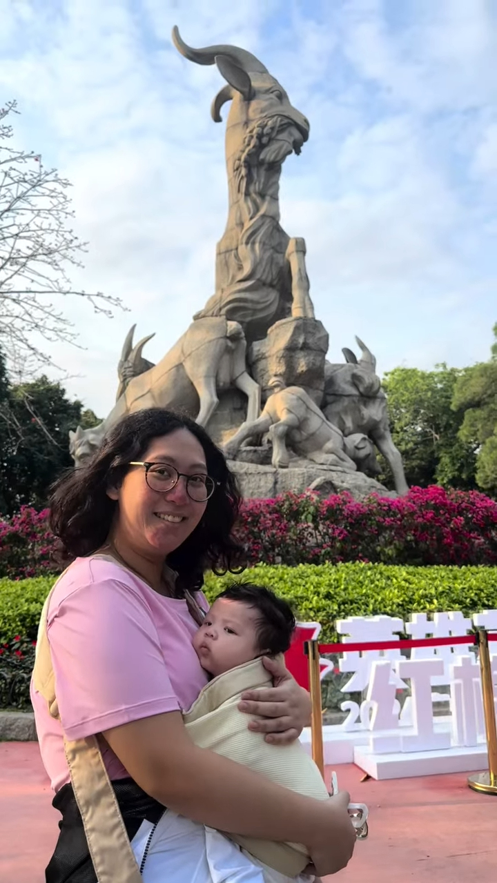 利愛安誕女後稍為發福。