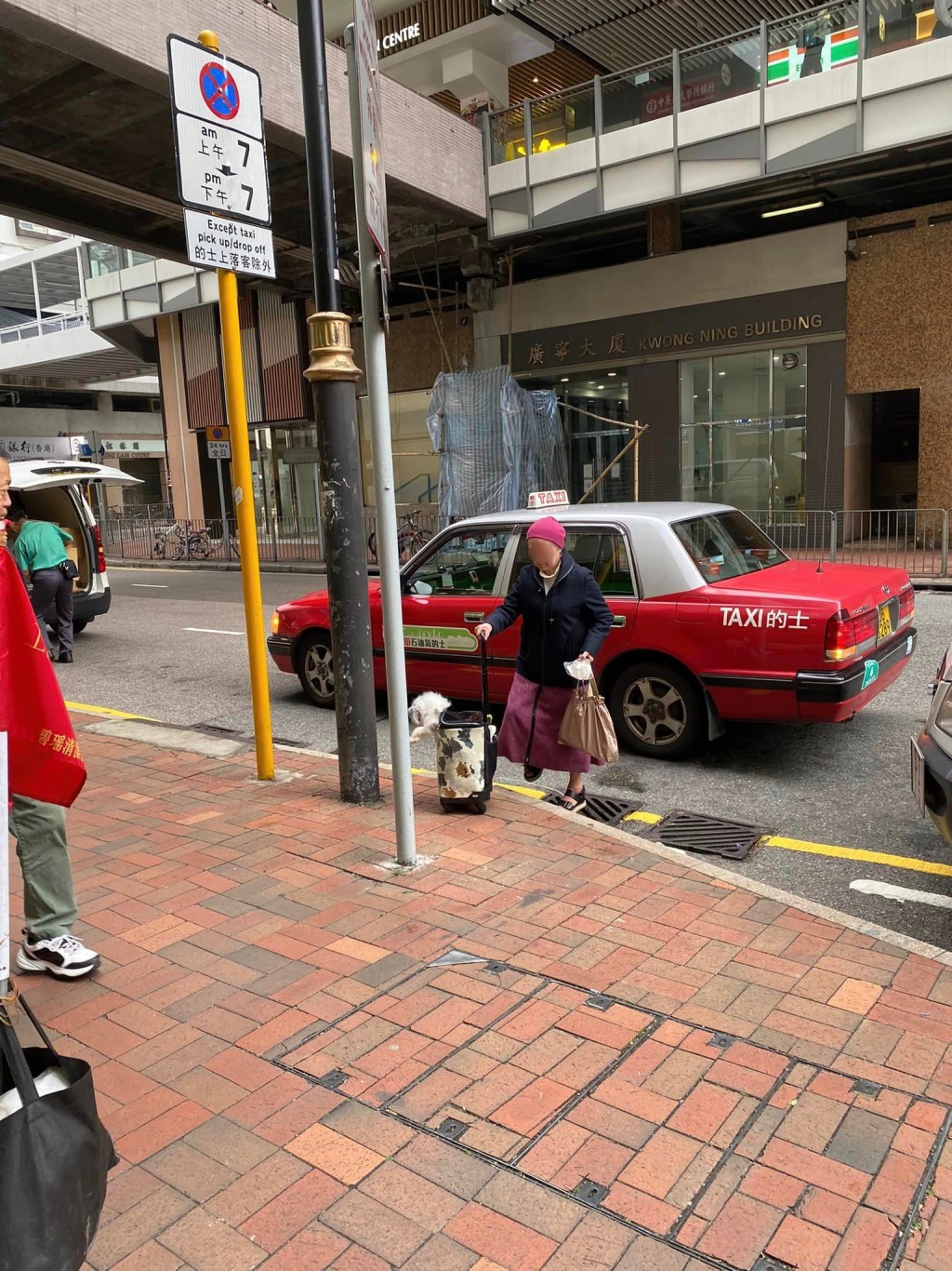 女乘客拒付的士車資後獲放行離開。(沙田之友FB)