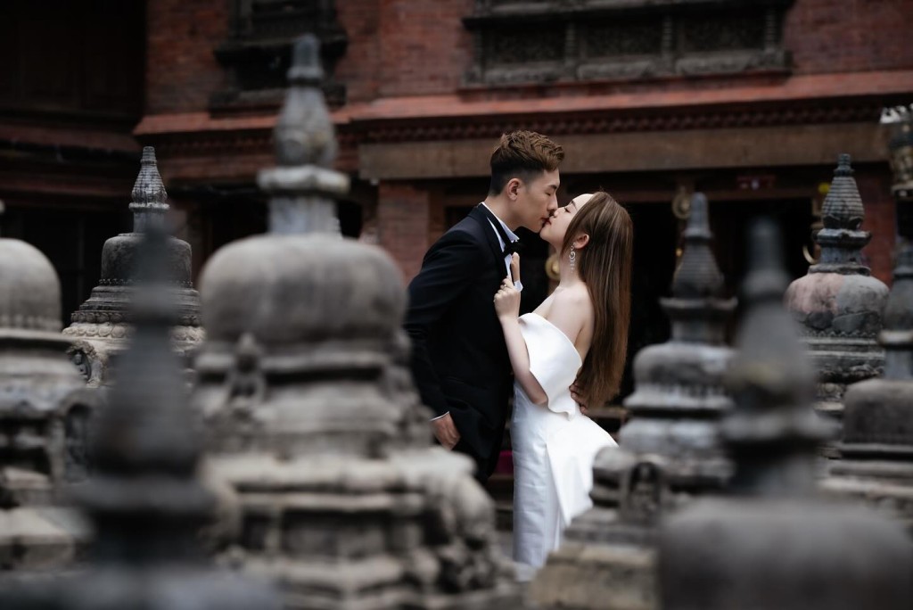 招浩明未婚妻Sophiac日前于IG分享数张在加德满都拍的婚照。