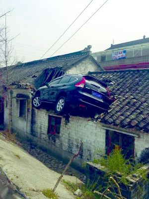 事件中竟然无人受伤，成为不幸中之大幸。