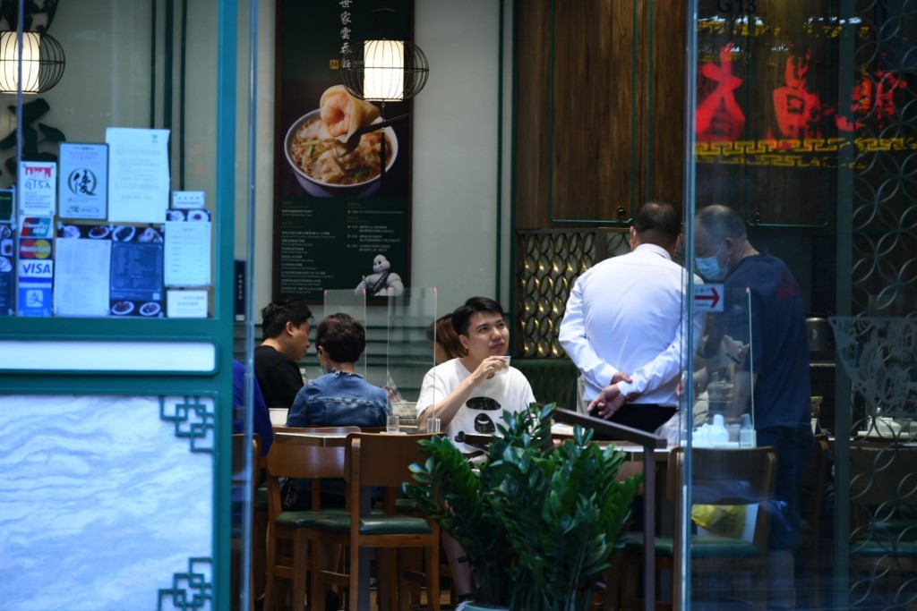 專家認為限聚令應該與堂食每桌人數一致。