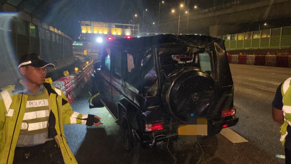 粉嶺公路凌晨三車相撞 平治四驅車翻側 司機「吹波」超標被帶返警署。黎志偉攝