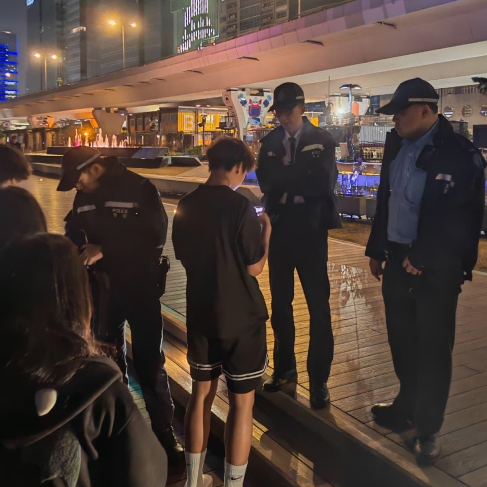 警員截查場內人士。