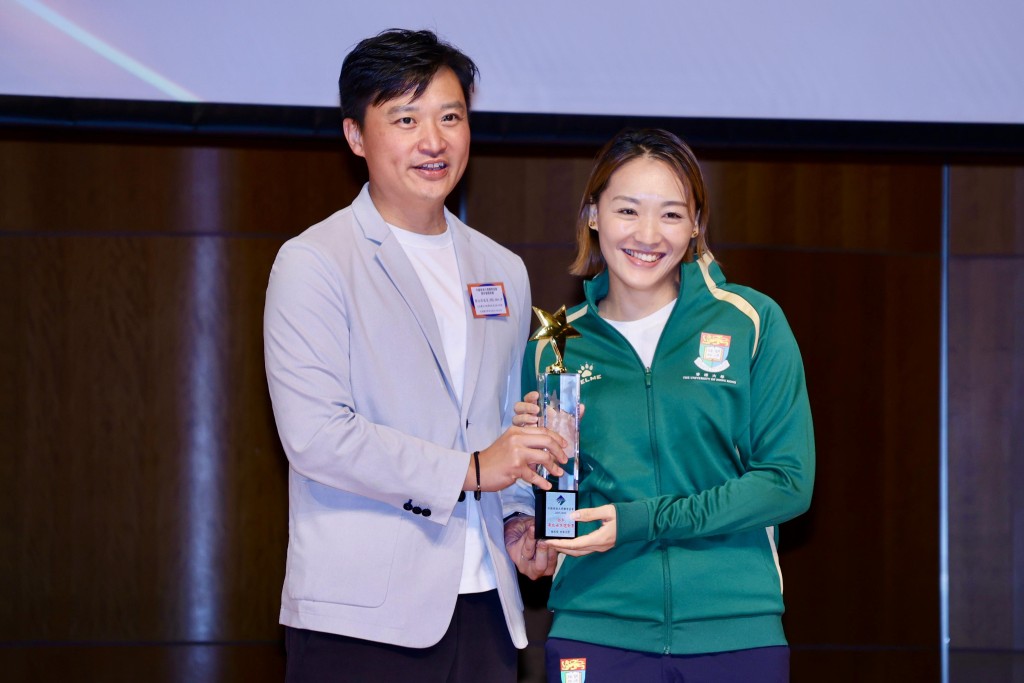 阿雪第一次亮相大專週年獎禮，即獲「大專全年最佳女子運動員」獎，她笑言感「尷尬」。徐嘉華攝