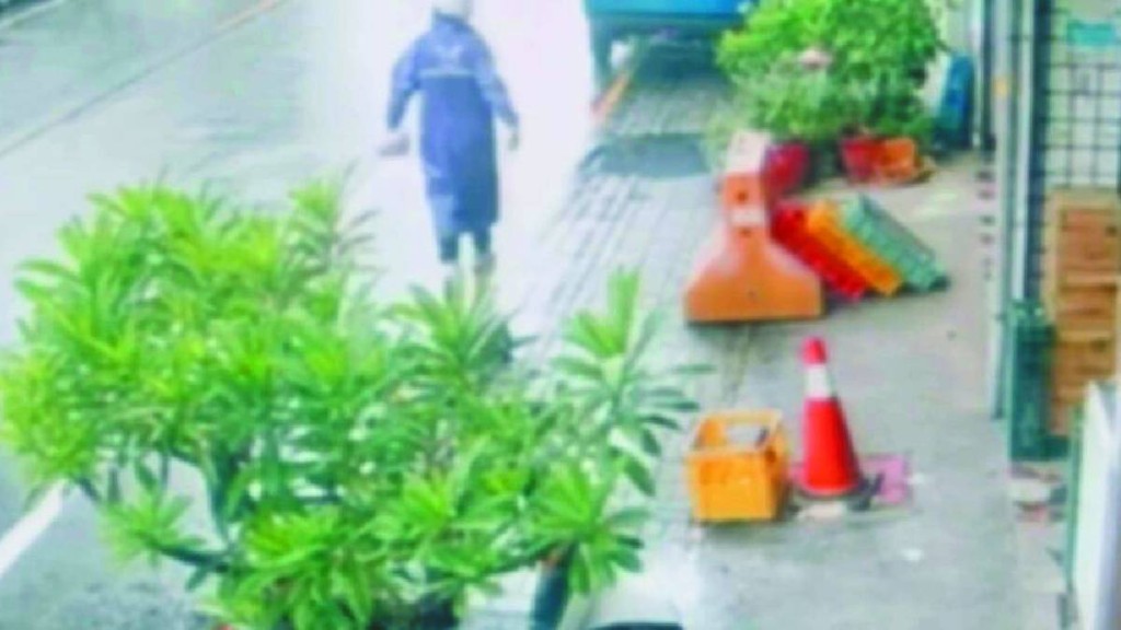 台南知名的「周氏蝦捲」食店遭雨衣男亂潑百隻生曱甴。中時
