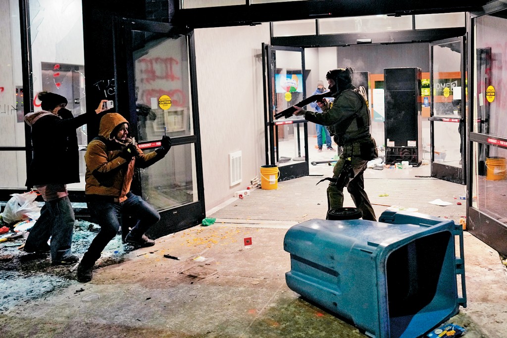 在明尼阿波利斯市，示威者周日衝擊一間據稱是聯邦執法人員居住的酒店，一名執法人員舉槍指向酒店外的示威者。