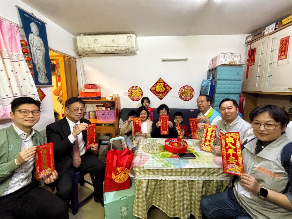 商務及經濟發展局局長丘應樺（左二）今日（二月十六日）在觀塘民政事務專員何立基（左一）陪同下，探訪居於油塘邨的雙老和年輕家庭。政府新聞處