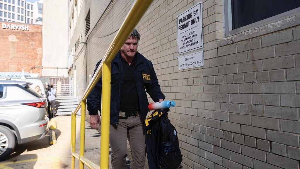FBI特工搜查博爾頓的辦公室。 美聯社 FBI特工搜查博爾頓的辦公室。 美聯社