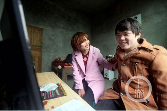 兩人在網上相識相戀到結婚。