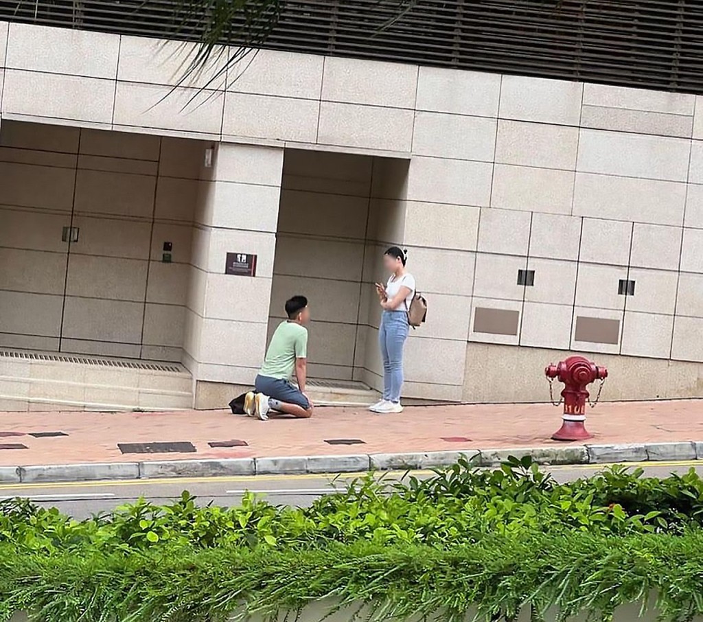 网络疯传一张港男向女友当街双膝下跪的相片。