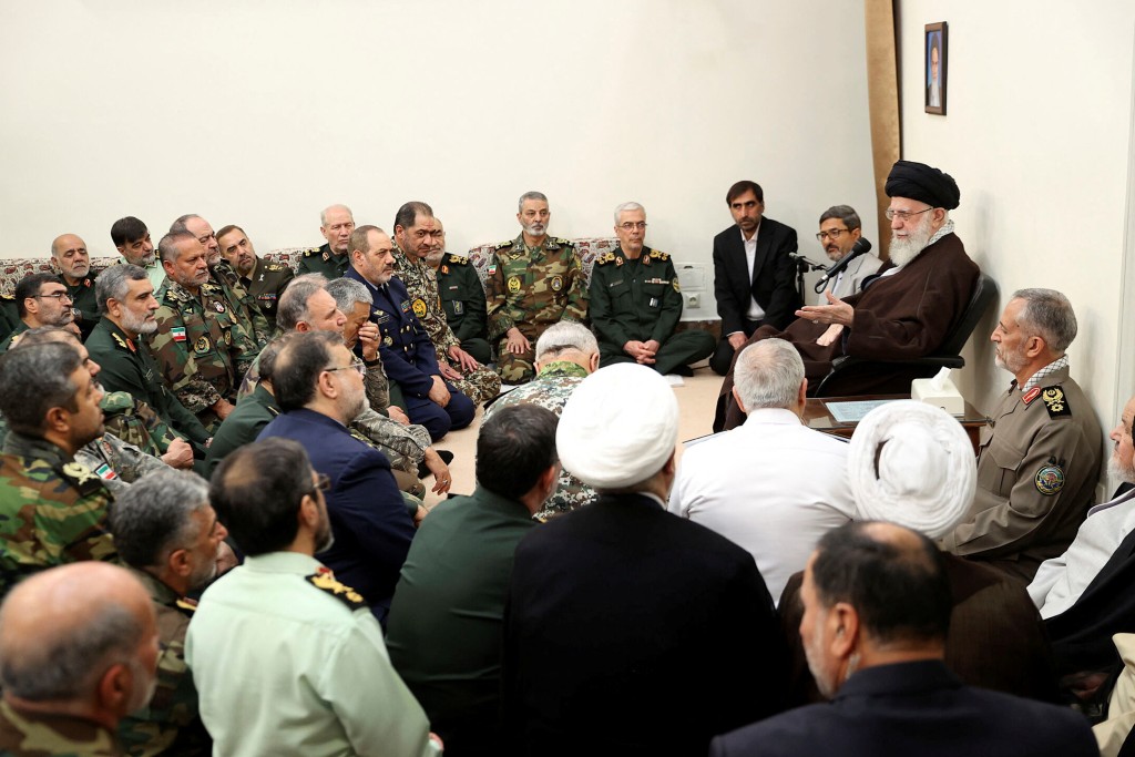 哈梅内伊周日在伊朗革命卫队及警方等高层出席的会议上发言。路透社