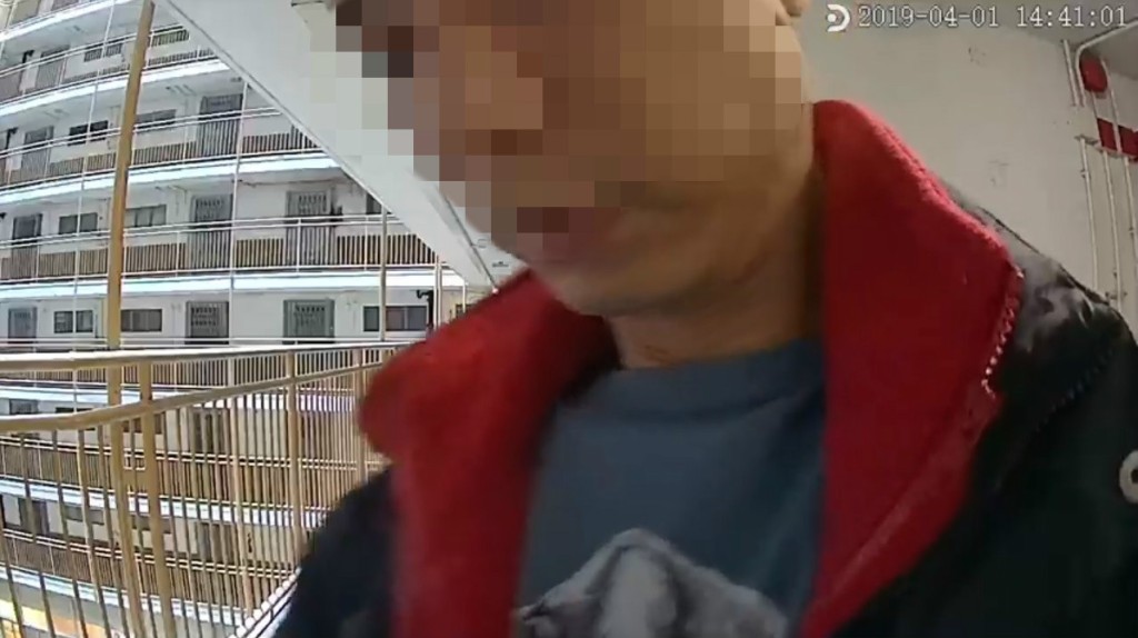 可疑男子於湖景邨湖光樓一個單位撬門。網上圖片