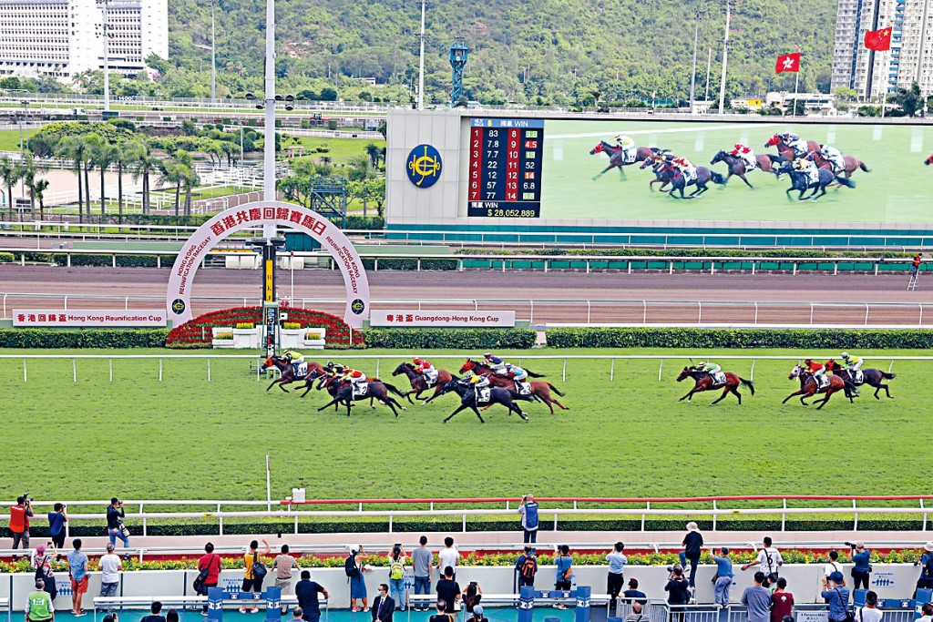 共庆回归赛马日，马场节目丰富。