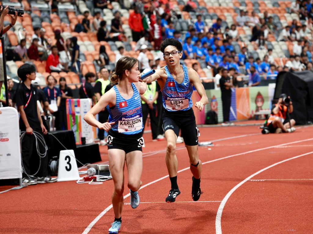 香港男女子4x400米混合接力賽，第一棒的林皓壹交棒給第二棒的徐穎恩。徐嘉華攝