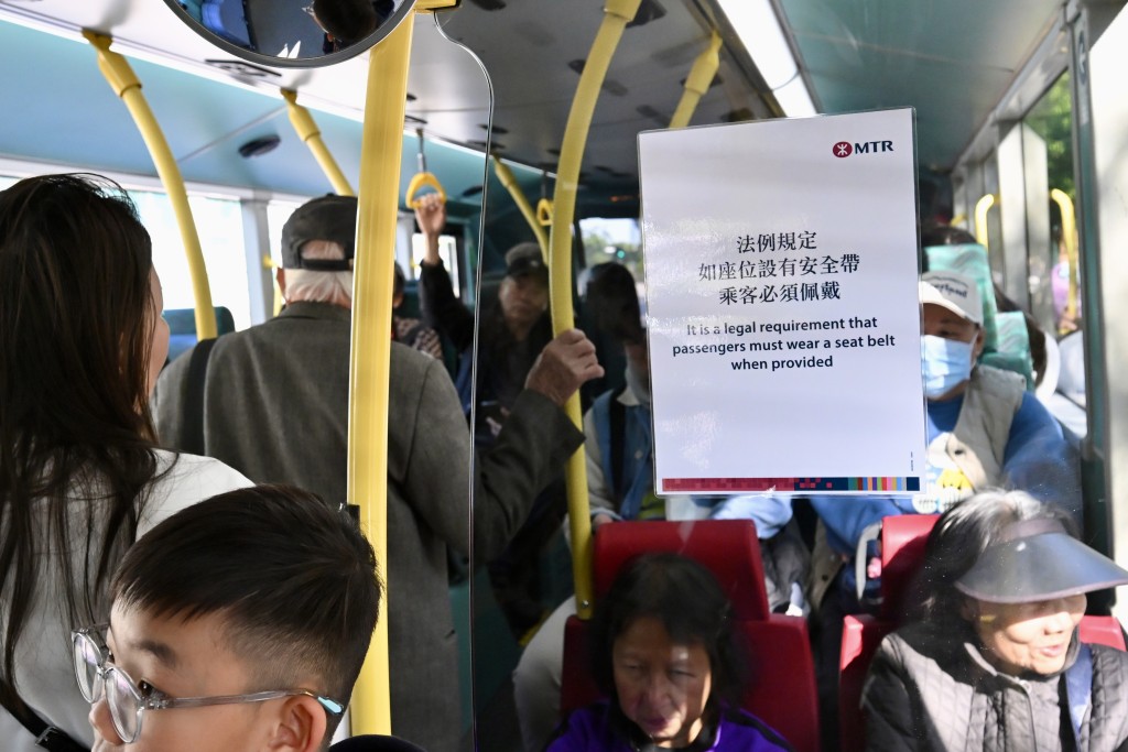 港铁巴士上有明显告示，提醒乘客佩戴安全带。刘骏轩摄