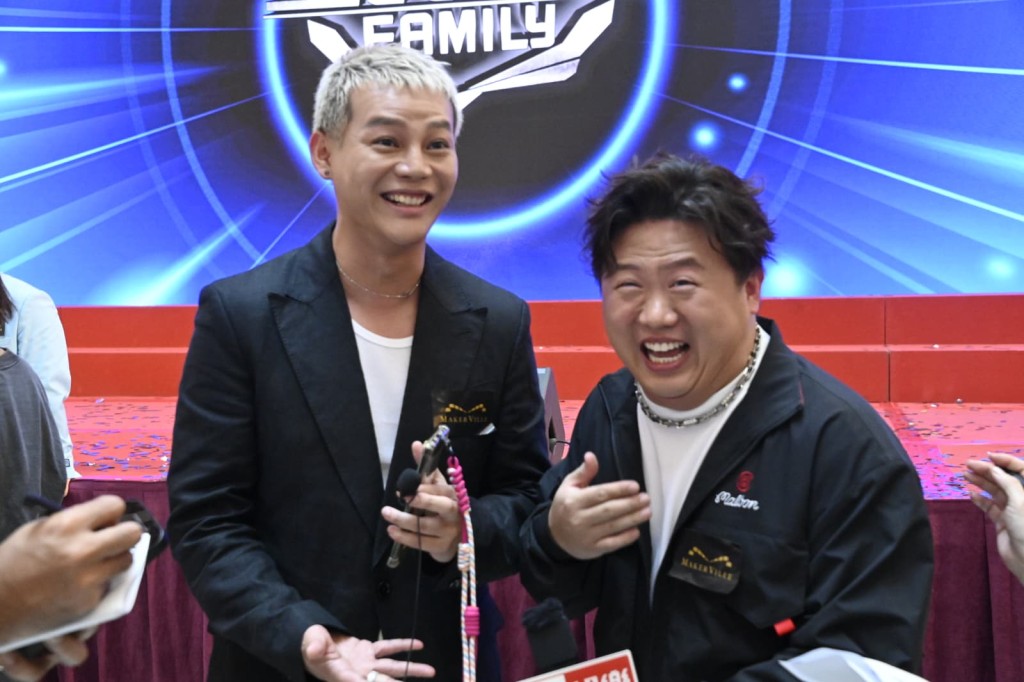 肥仔笑指經理人構思無聊活動,慶祝ERROR成軍7周年。 肥仔笑指經理人構思無聊活動,慶祝ERROR成軍7周年。
