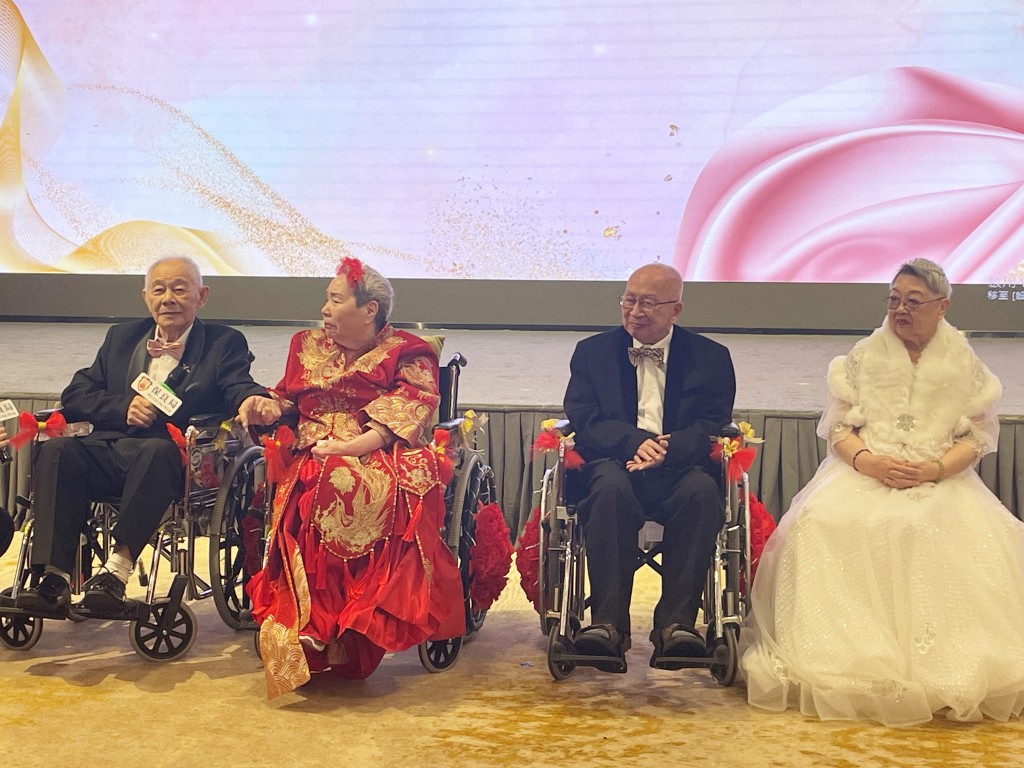 左起:王伯伯和王太太、姚伯伯和姚太太。 左起:王伯伯和王太太、姚伯伯和姚太太。