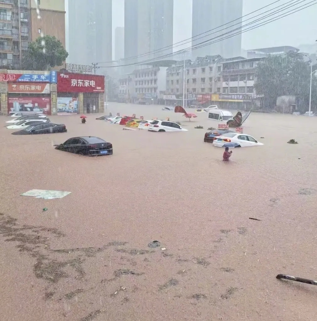 重庆市多个区县出现暴雨甚至大暴雨，多个镇街出现严重水浸。