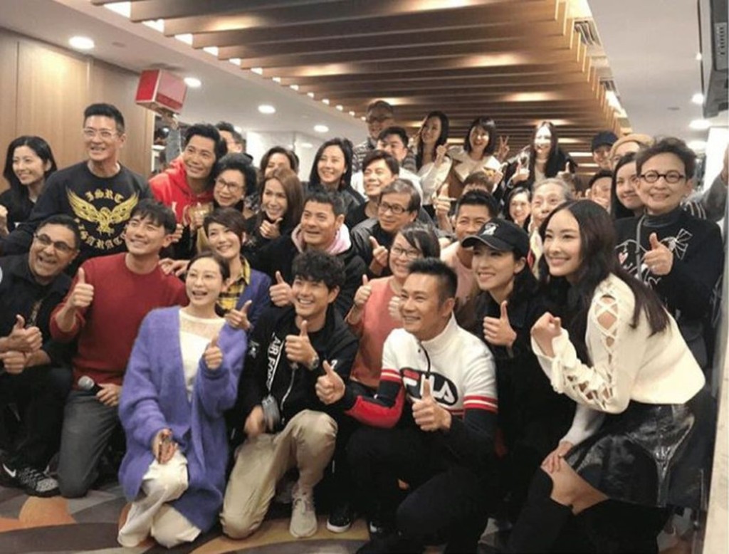 《黄金有罪》庆功宴上大合照。甄咏珊ig