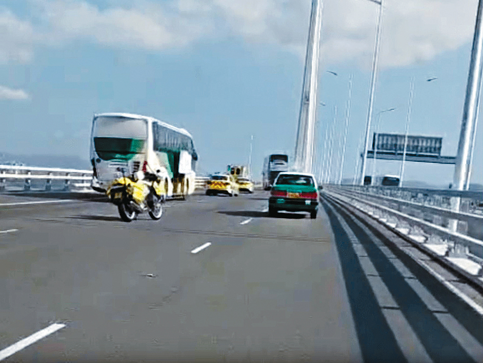 63歲旅遊巴司機本周日駛經深圳灣公路大橋時失控撞欄，車上17名乘客受傷，他被控危險駕駛罪。