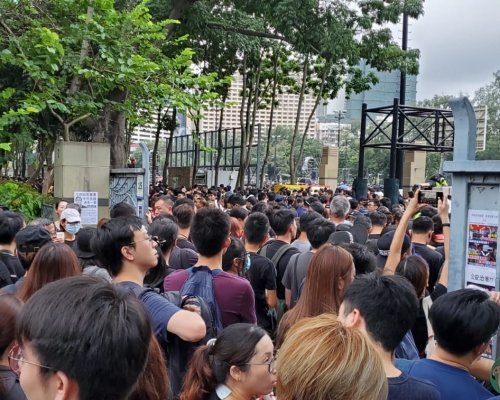 大批穿黑衣市民到維園出席集會。