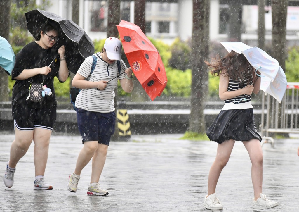 黑雨下，巿民都撐傘遮雨。盧江球攝