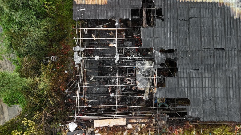 花場鐵皮屋部份上蓋被焚毀。