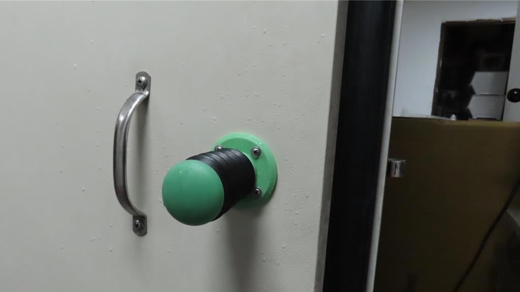 死者陳屍的冷凍庫內設有緊急開鎖裝置。中時 死者陳屍的冷凍庫內設有緊急開鎖裝置。中時