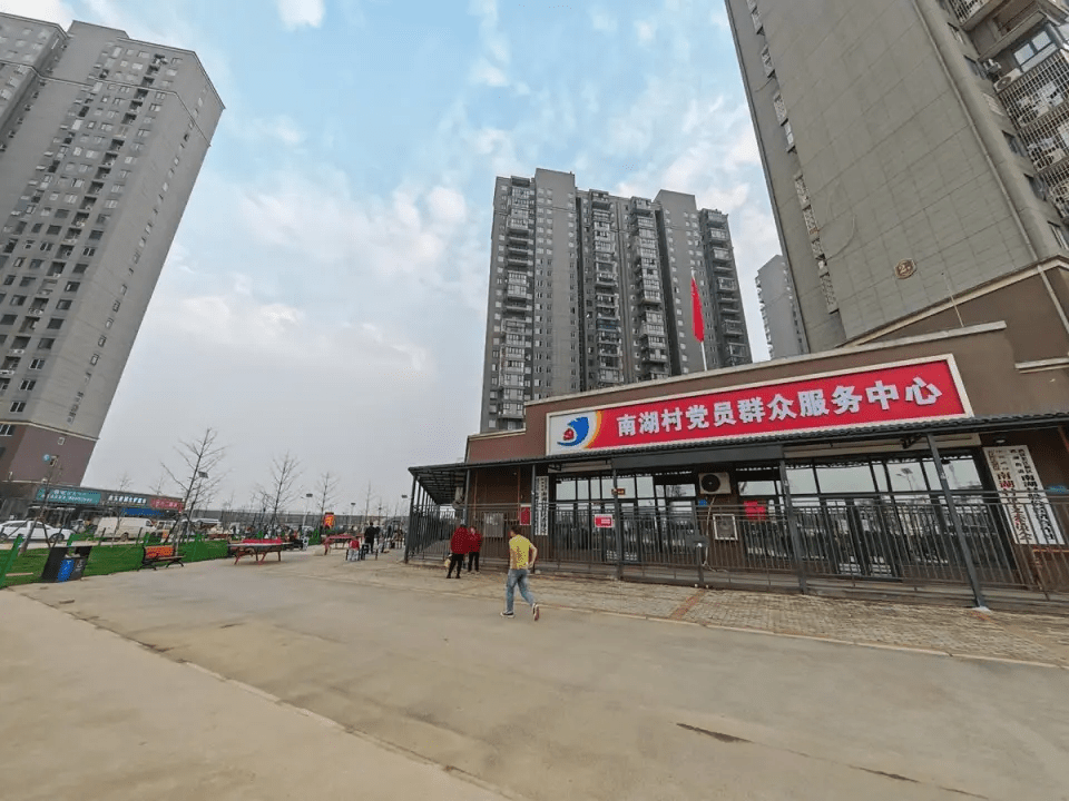 屋苑設有戶外乒乓球枱。（圖片來源：極目新聞）