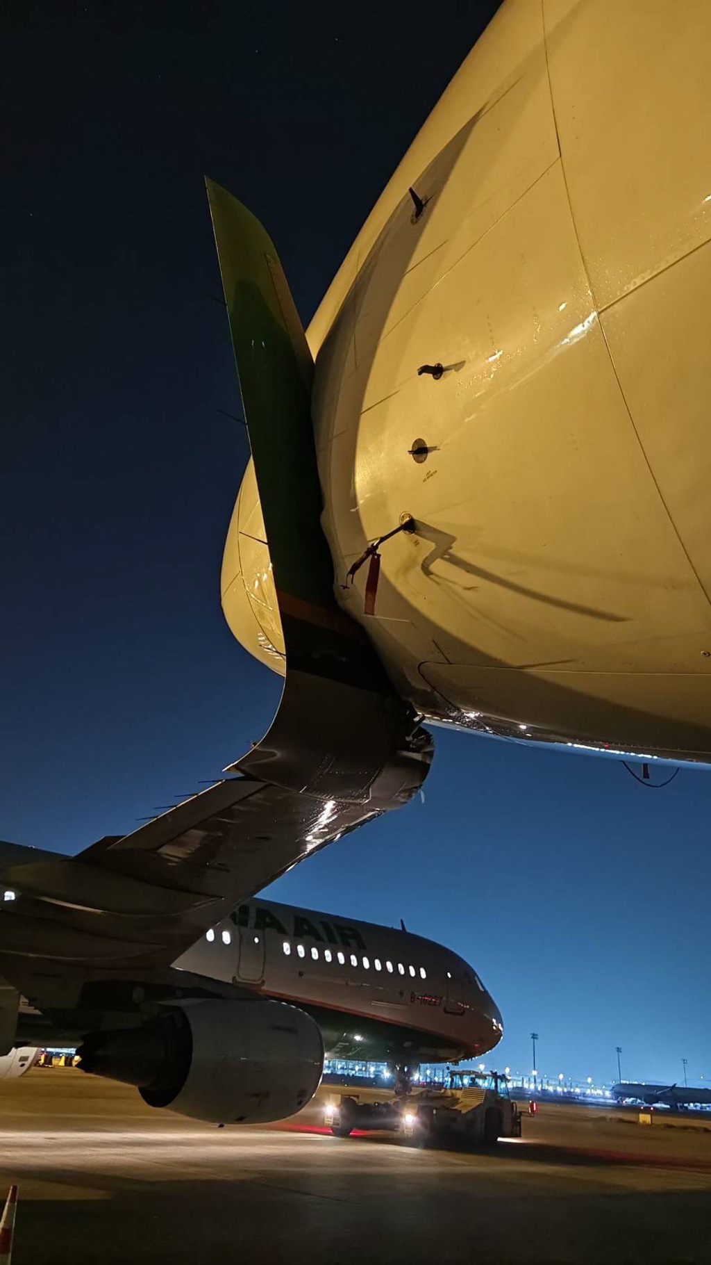 A321被拖运期间，机翼撞破另一架长荣波音777飞机机鼻。