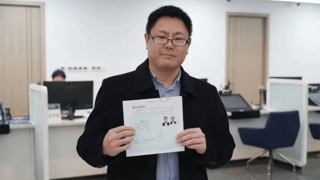 首位取得大陸定居證的台胞張立齊，被台灣當局廢除台灣戶籍。北京日報