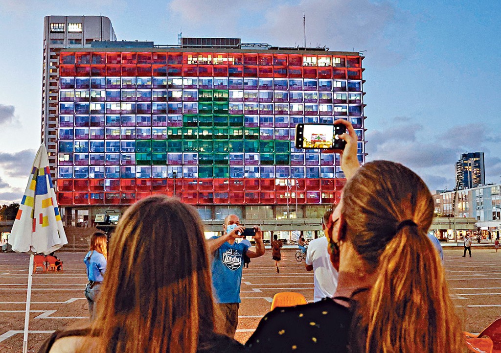 ■特拉维夫市议会周三亮起黎巴嫩国旗颜色，支持黎国应付灾情。