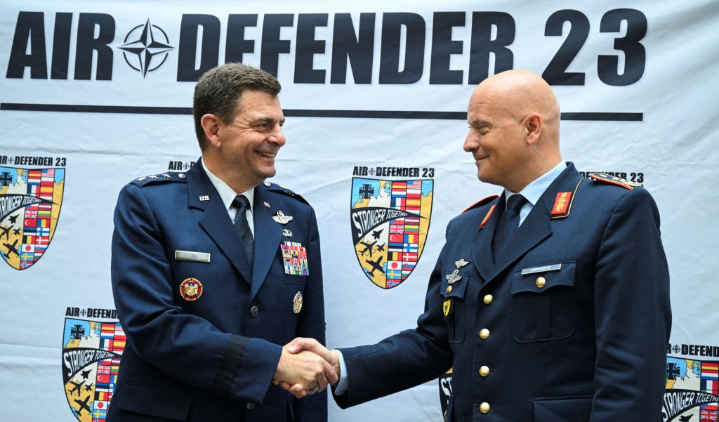 德國 Ingo Gerhartz 中將和美國空軍國民警衛隊指揮官 Michael A. Loh 中將(左)在新聞發佈會上握手,Air Defender 23 是北約史上最大型的空中軍事演習。 路透社