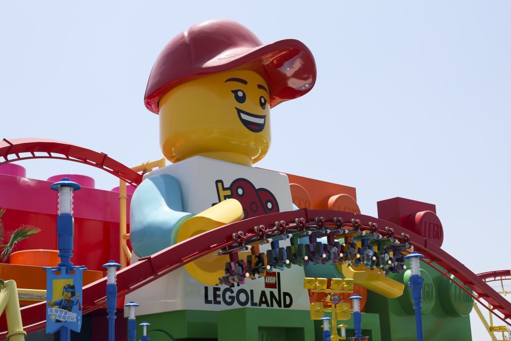 中國首座LEGOLAND昨日在上海「熱爆」開園。新華社