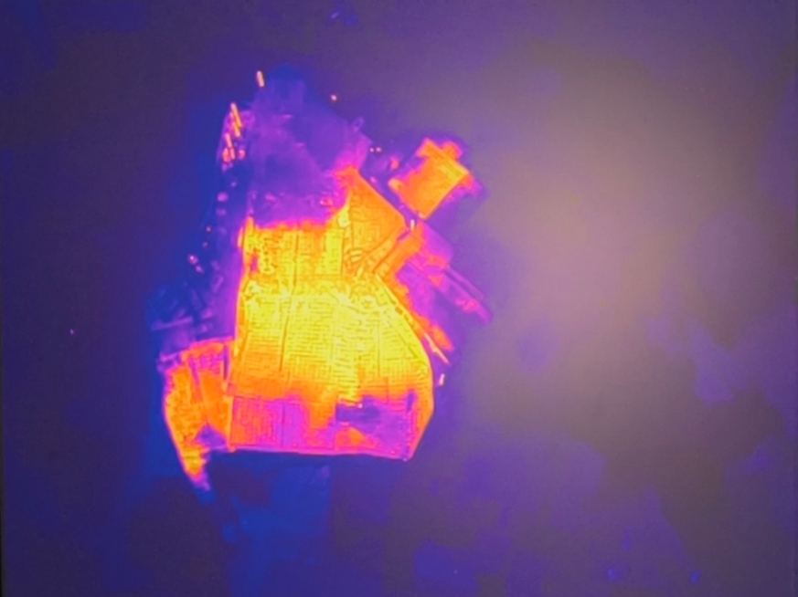 貨倉火勢猛烈,熱成像顯示火場溫度高達500度以上。 貨倉火勢猛烈,熱成像顯示火場溫度高達500度以上。