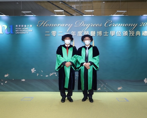 都會大學頒授2021年度榮譽博士學位予3位傑出學者，其中2位榮譽博士合照（左起）：黃玉山教授及胡志城教授。