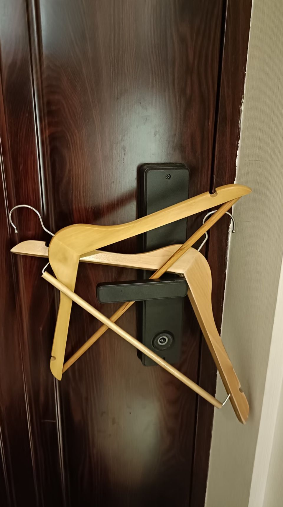 用衣架製作簡易擋門神器。(來源:小紅書) 用衣架製作簡易擋門神器。(來源:小紅書)